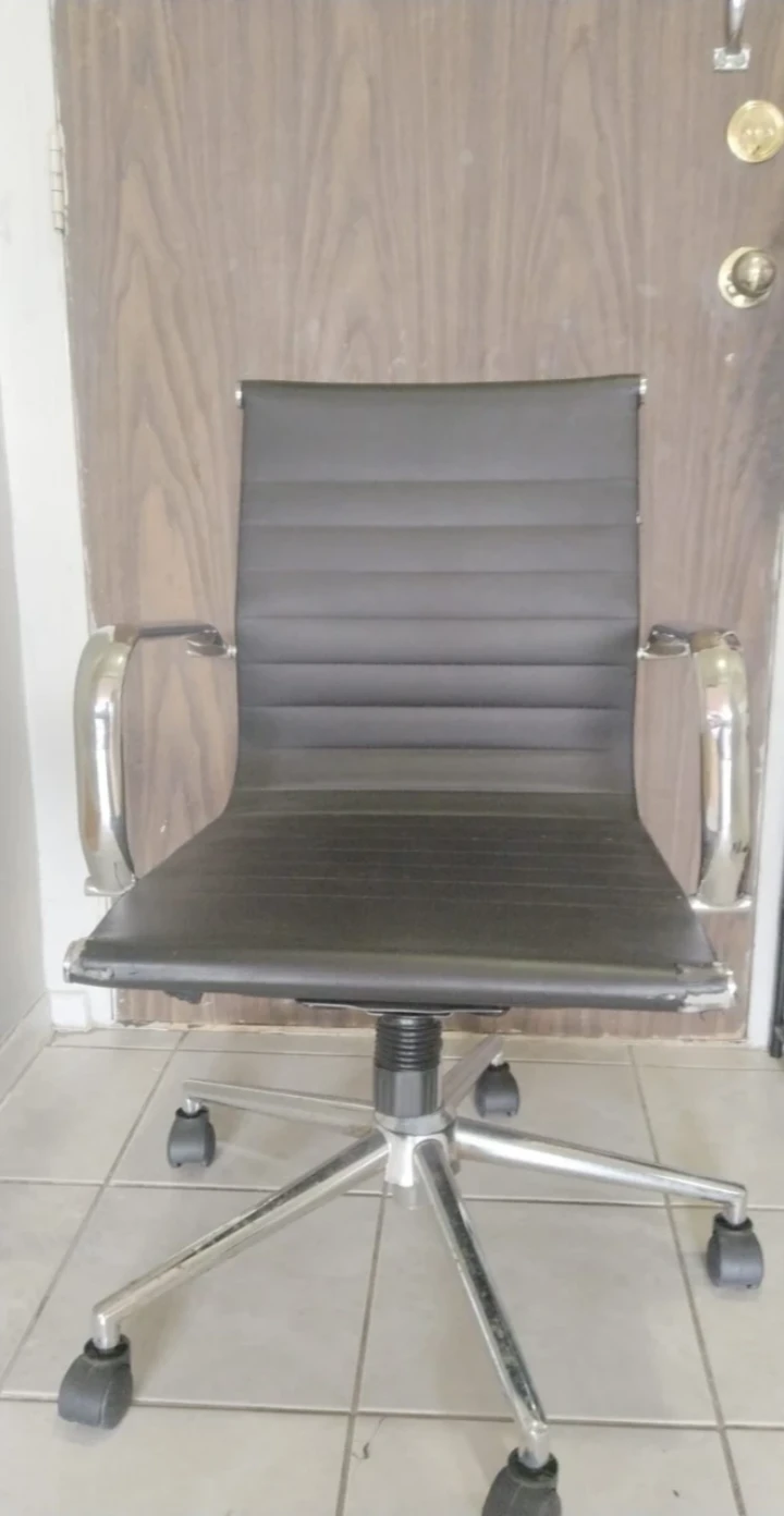 Black office chair - photo 2