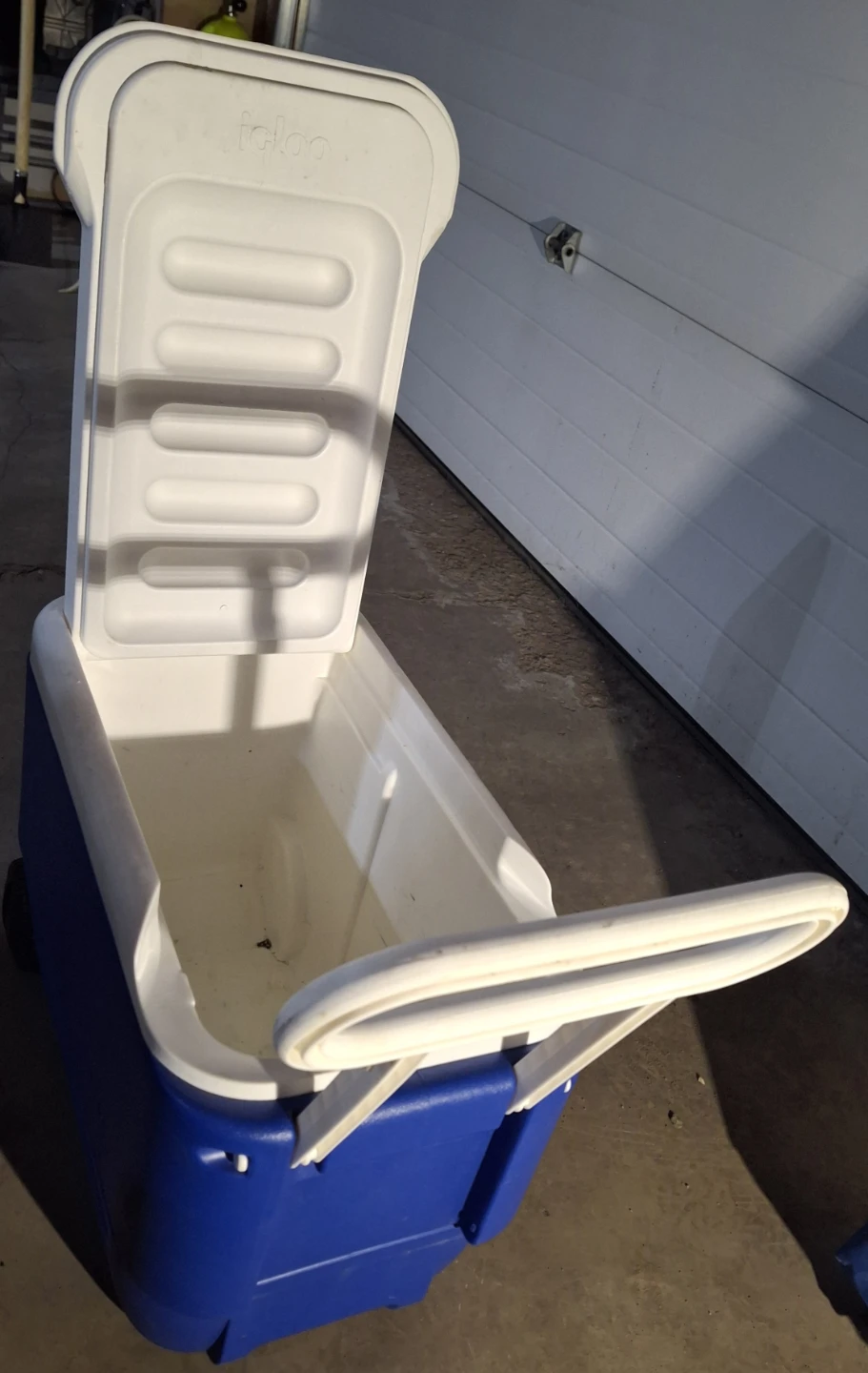 Igloo cooler on wheels - photo 2