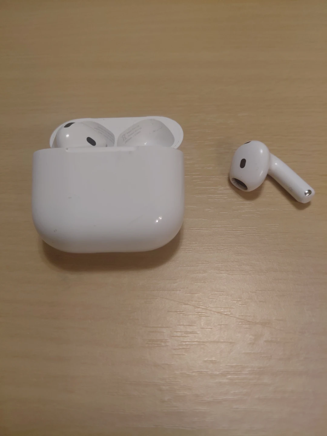 Apple AirPods Pro and Charging Case - photo 3