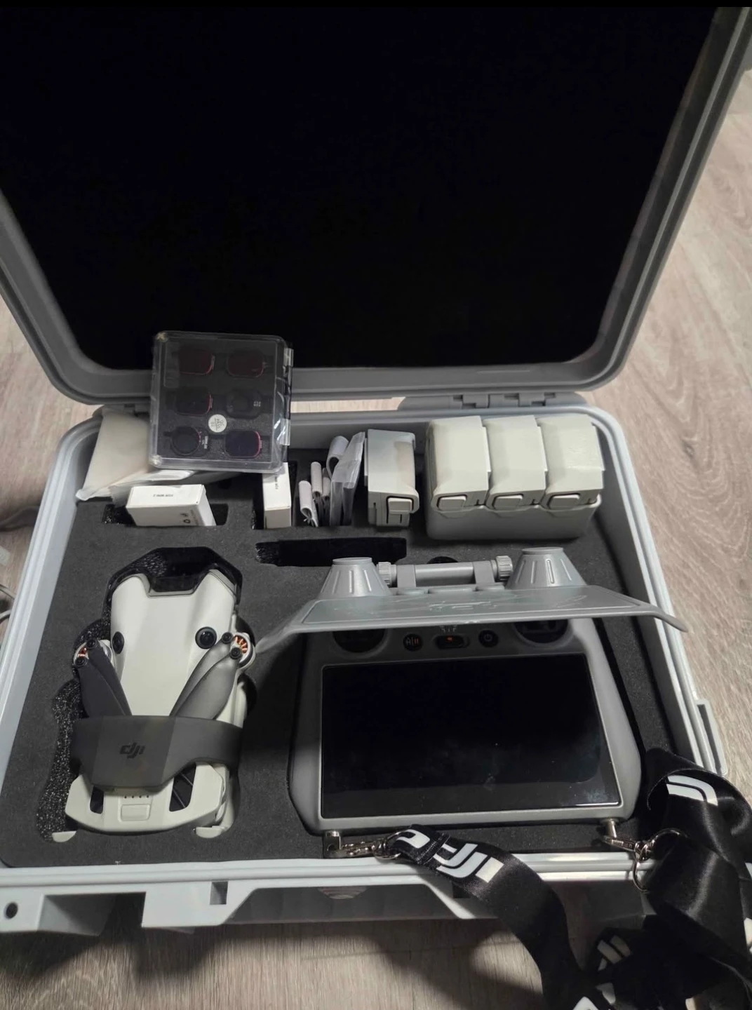 DJI Mini 4 Pro drone with 5 battery - photo 2