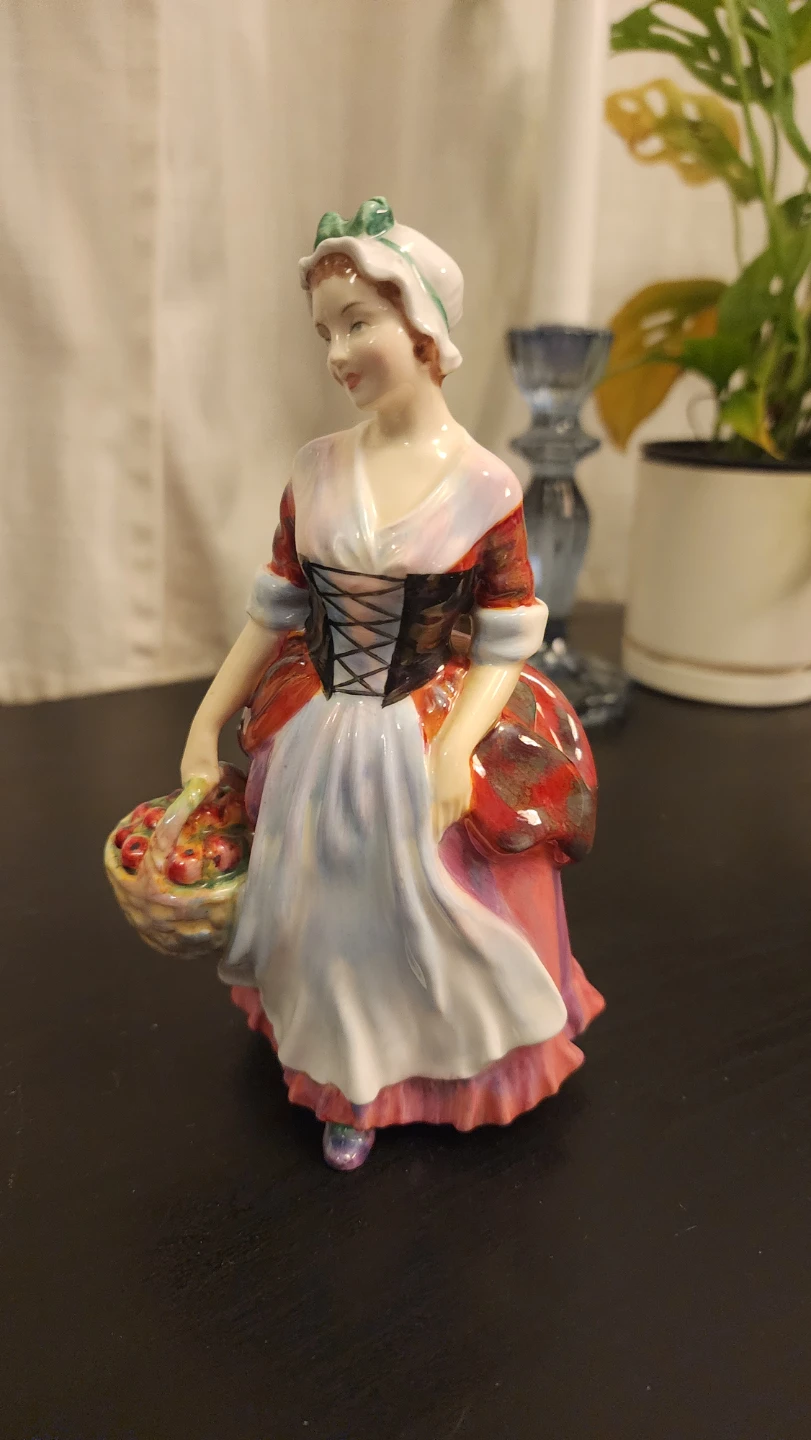 Royal Doulton Figurine Vintage Collectible Lady - photo 3
