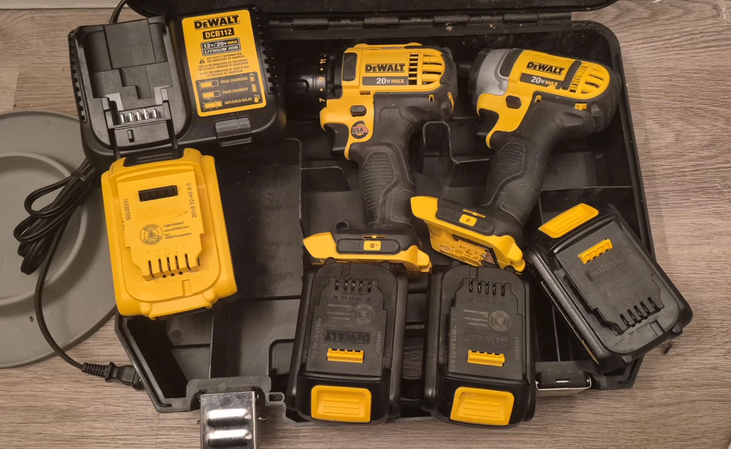 DeWalt 20V MAX Cordless Drill and Impact Driver Combo Kit
