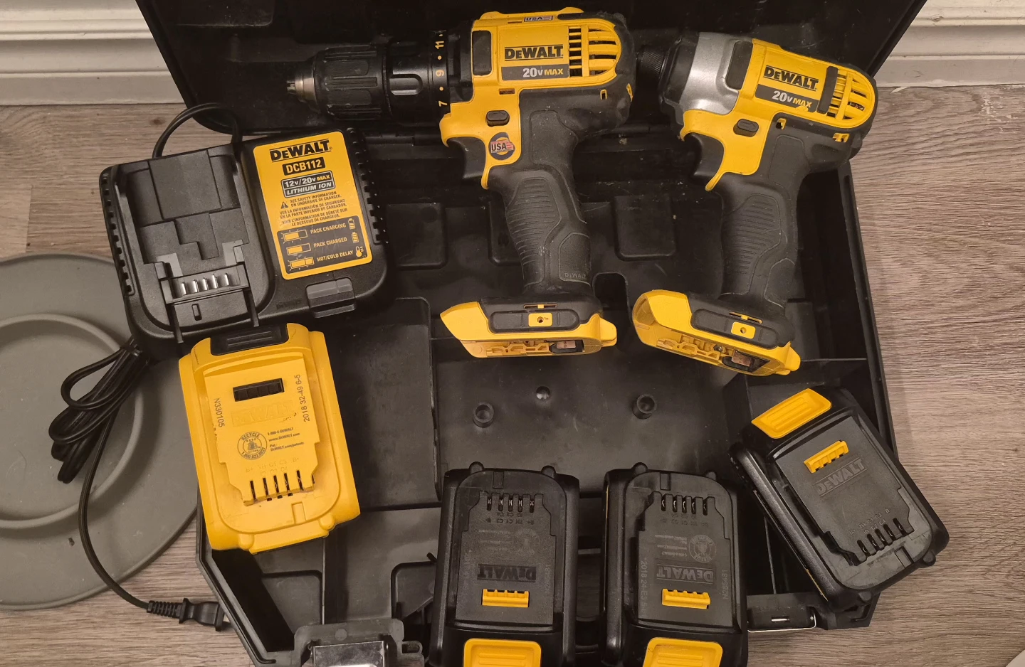 DeWalt 20V MAX Cordless Drill and Impact Driver Combo Kit - photo 2