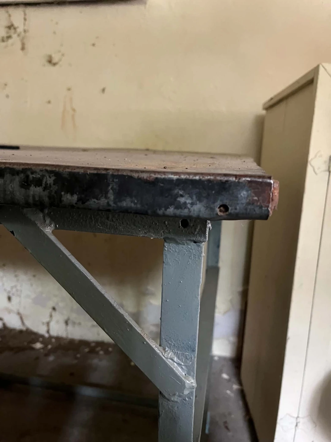 Sturdy Work Table with metal top** sale ends Fri May 22 * - photo 4