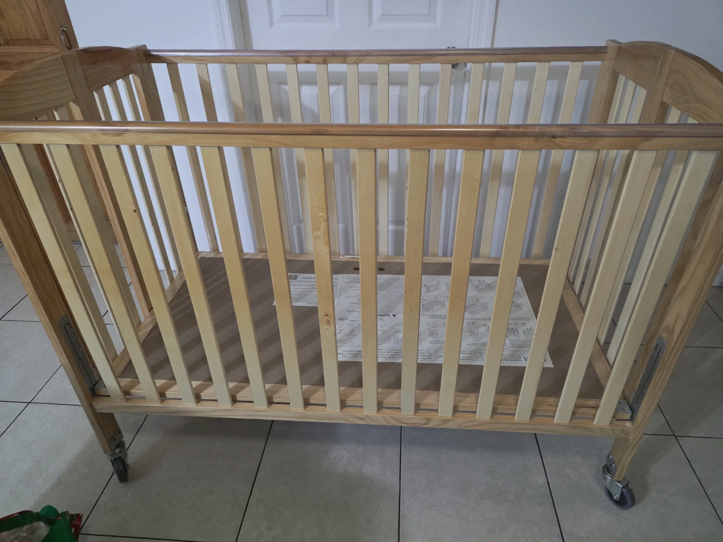 Cuna de madera con ruedas