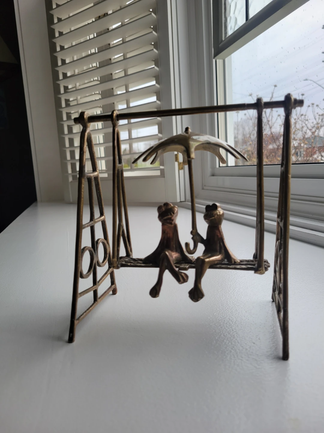 Vintage Solid Brass Frogs on Swing under an umbrella figurine - photo 2