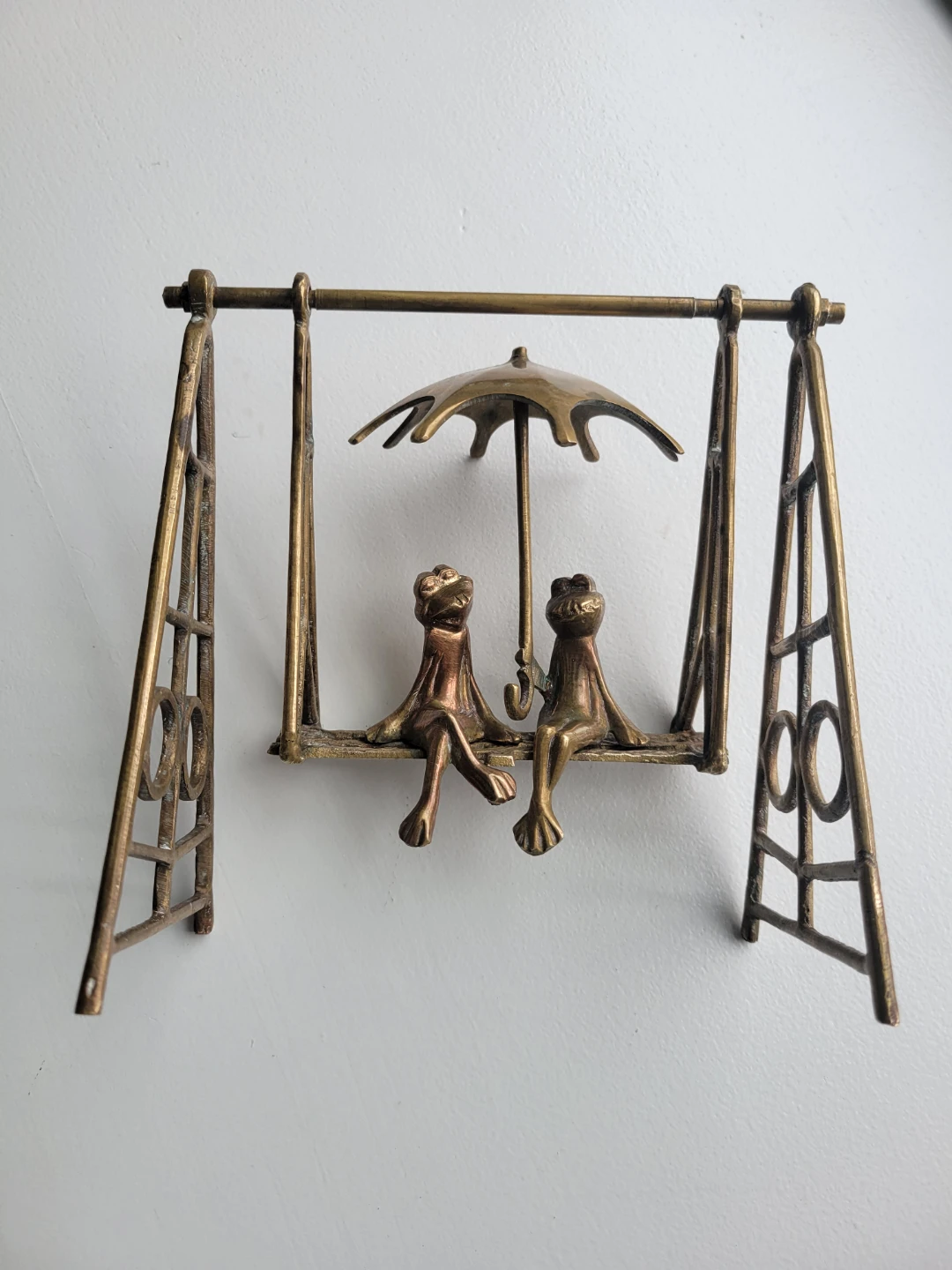 Vintage Solid Brass Frogs on Swing under an umbrella figurine - photo 5