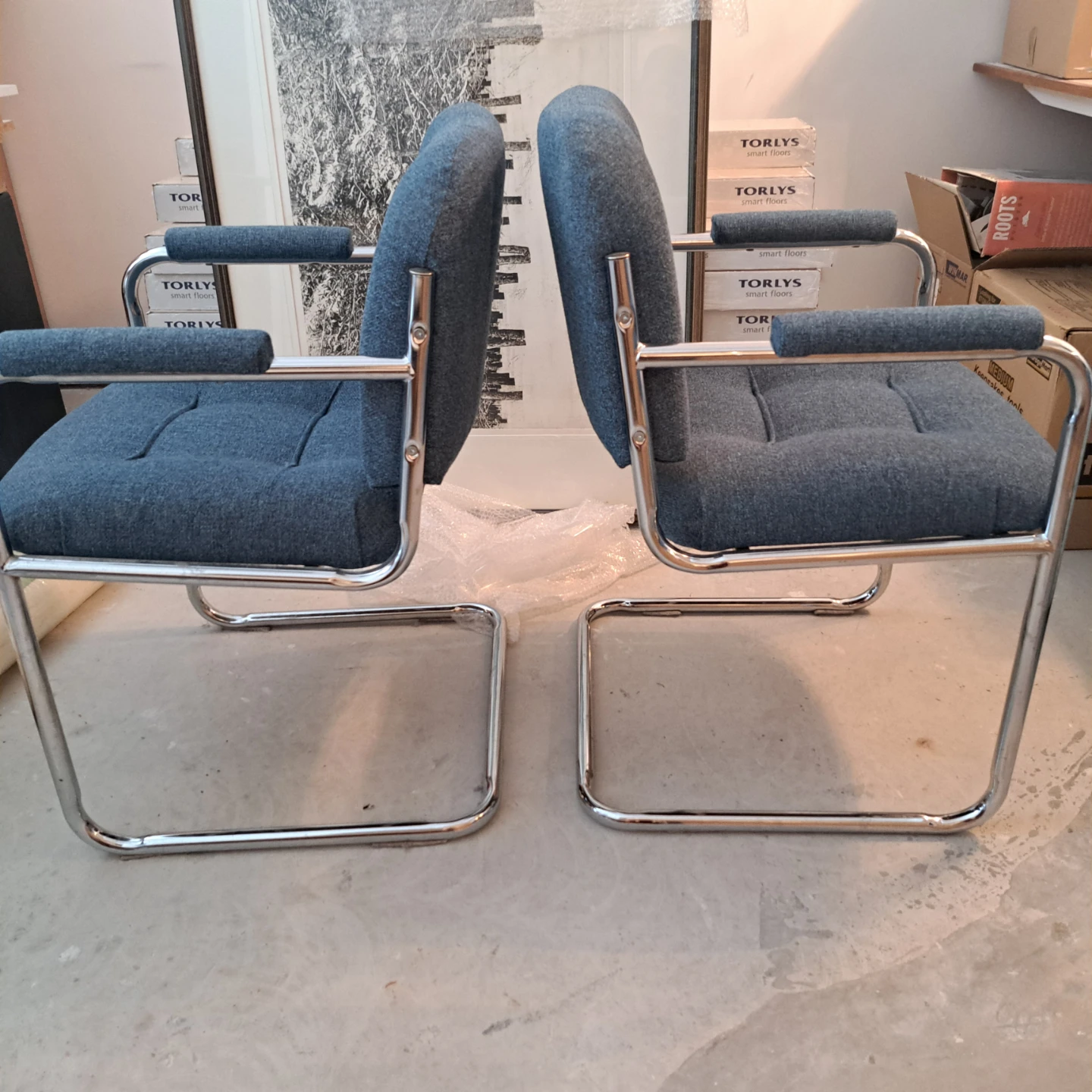 Set of 4. 3 Blue Fabric Armchairs and 1 Rolling Desk chair - photo 3