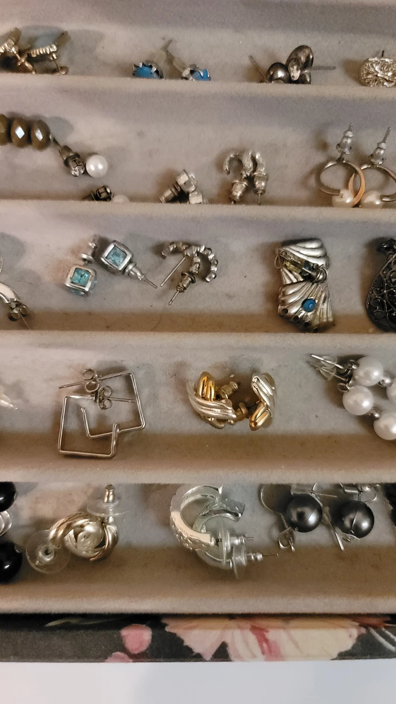 Assorted Lot of Women's Earrings(D) - photo 3