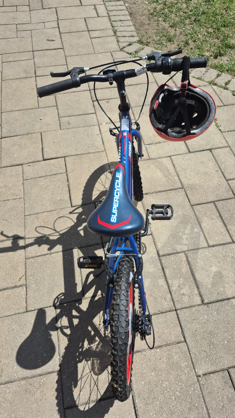 Supercycle Team Kids Bike with Helmet
