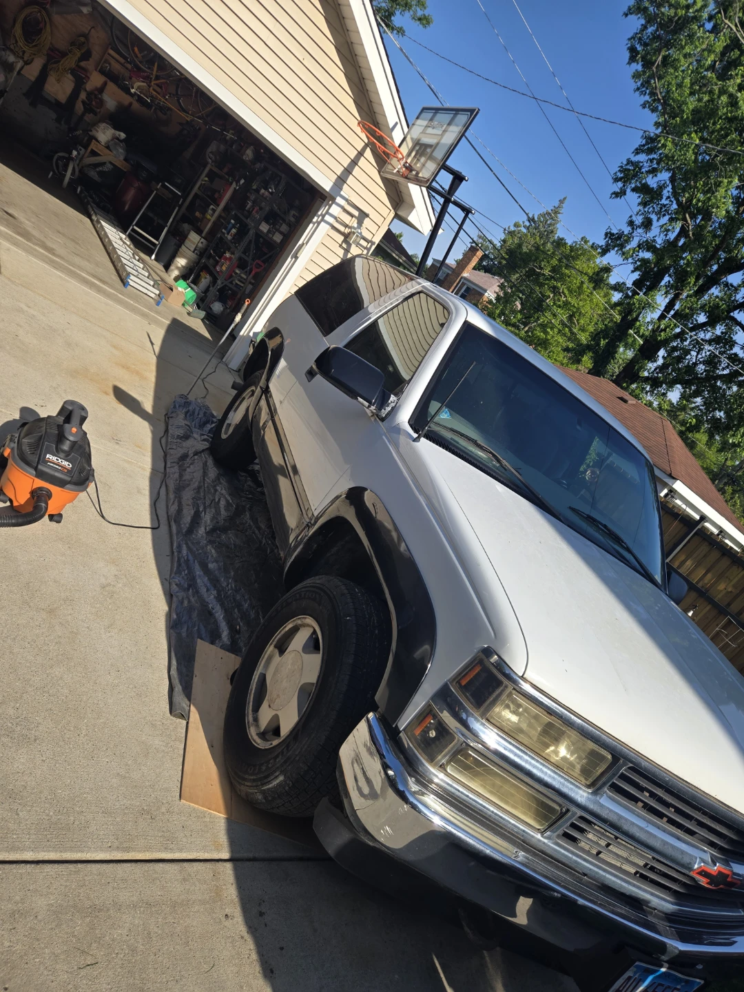 White Chevrolet Tahoe - photo 4