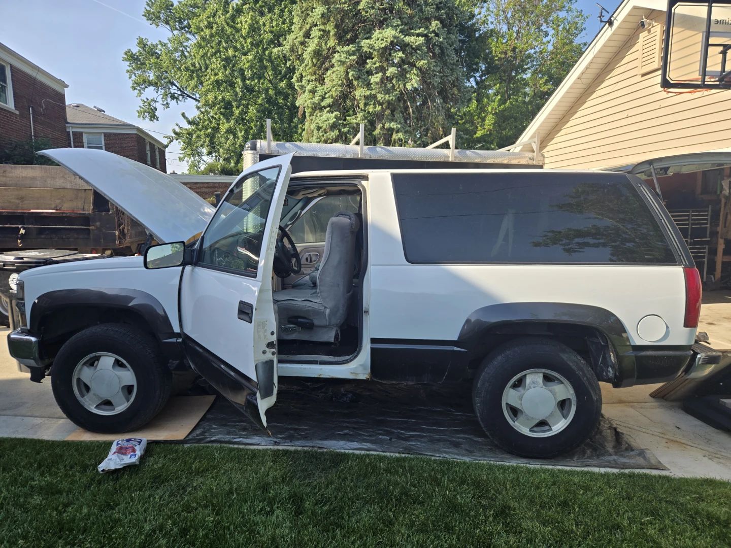 White Chevrolet Tahoe - photo 5