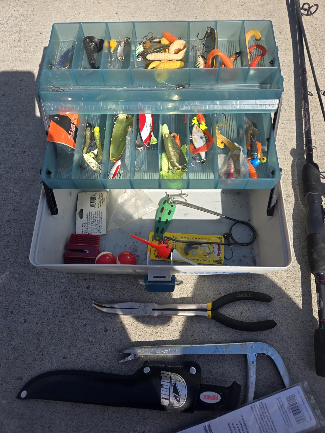 2 Fishing Rods & Tackle Box Full of Lures - photo 2