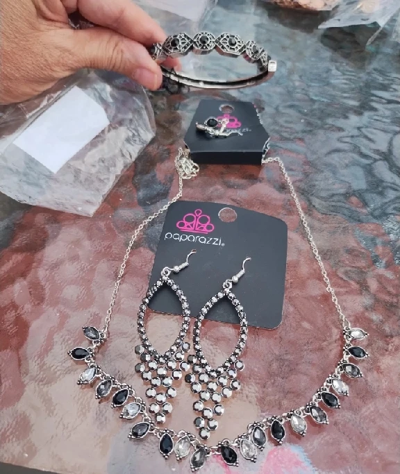 Paparazzi Jewelry Set - Necklace, Earrings & Bracelet