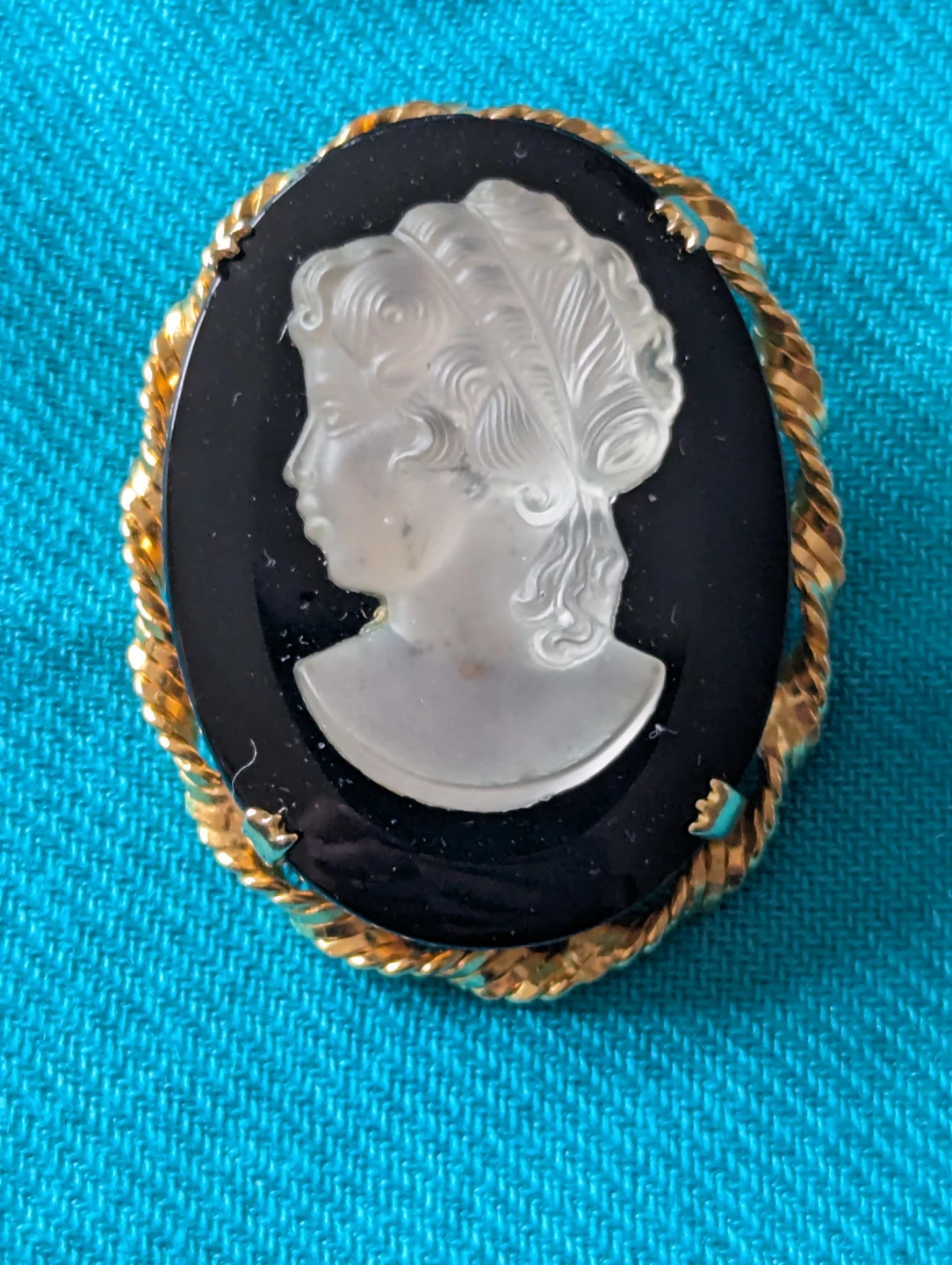 Vintage Cameo Brooch with Gold Tone Rope Edge