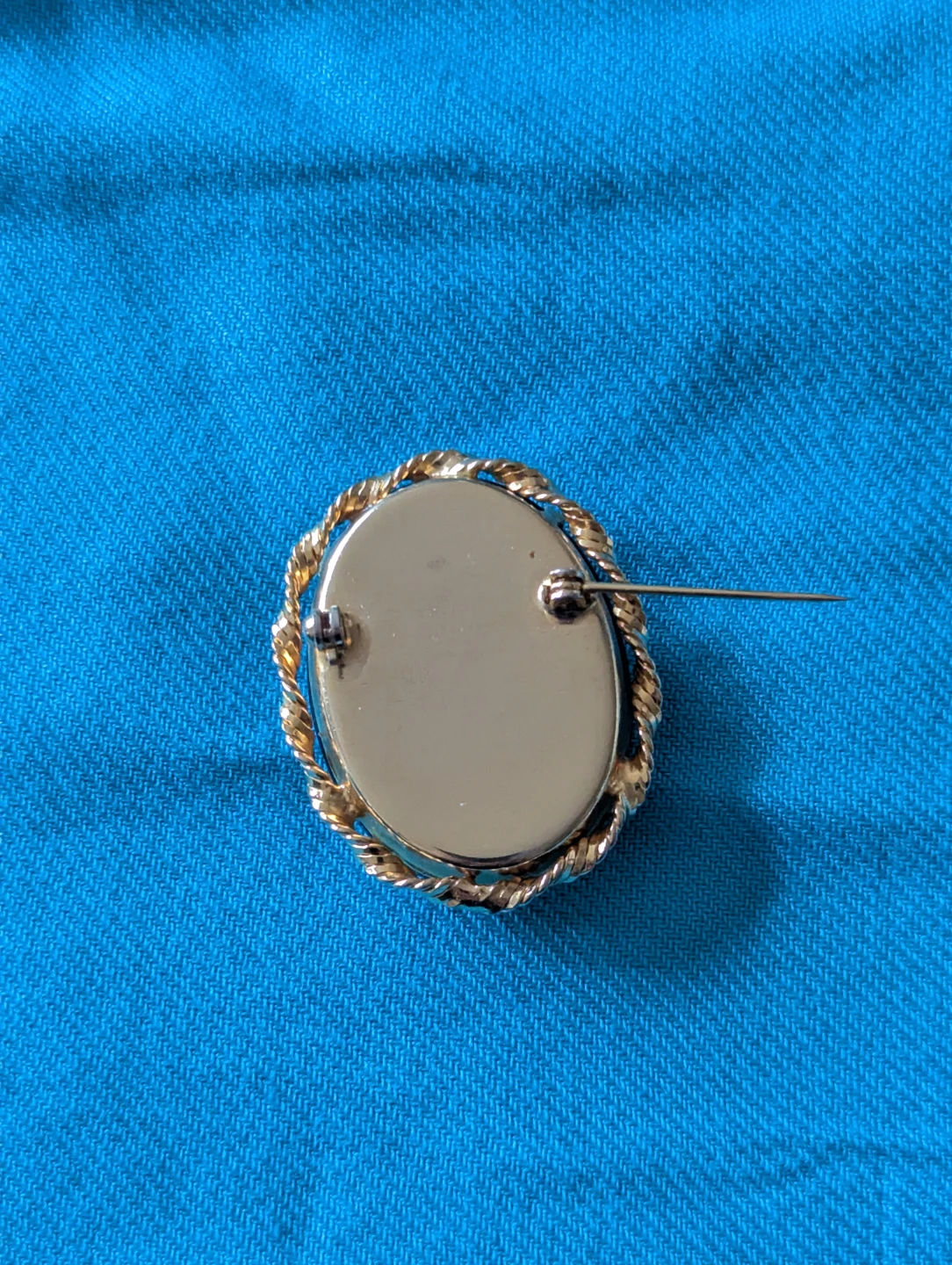 Vintage Cameo Brooch with Gold Tone Rope Edge - photo 4