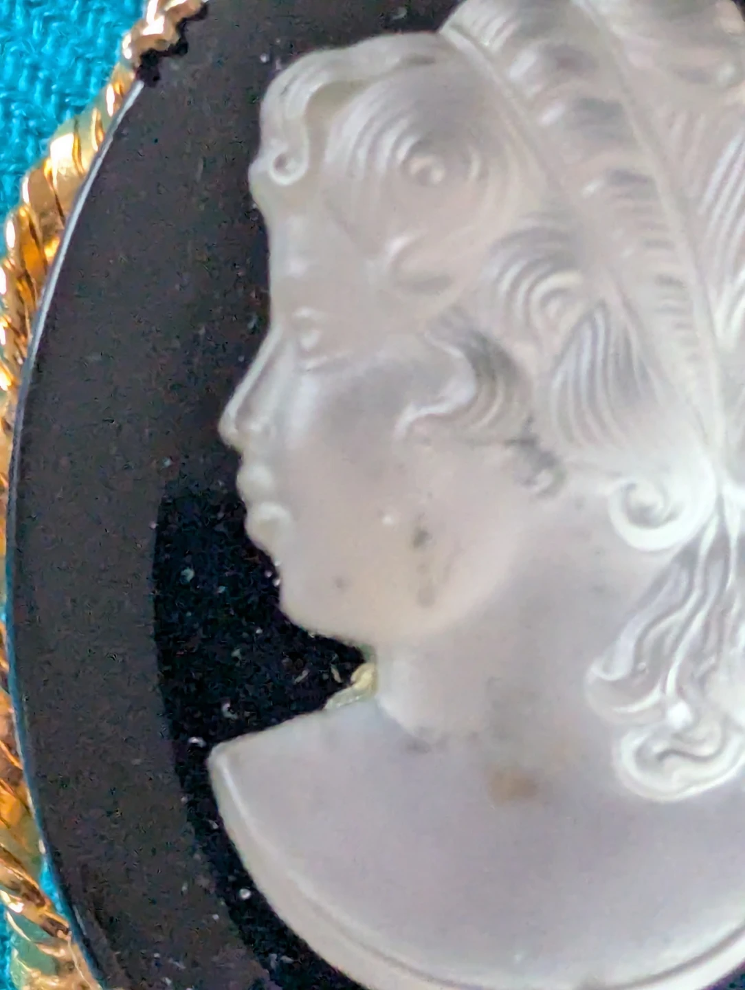 Vintage Cameo Brooch with Gold Tone Rope Edge - photo 5