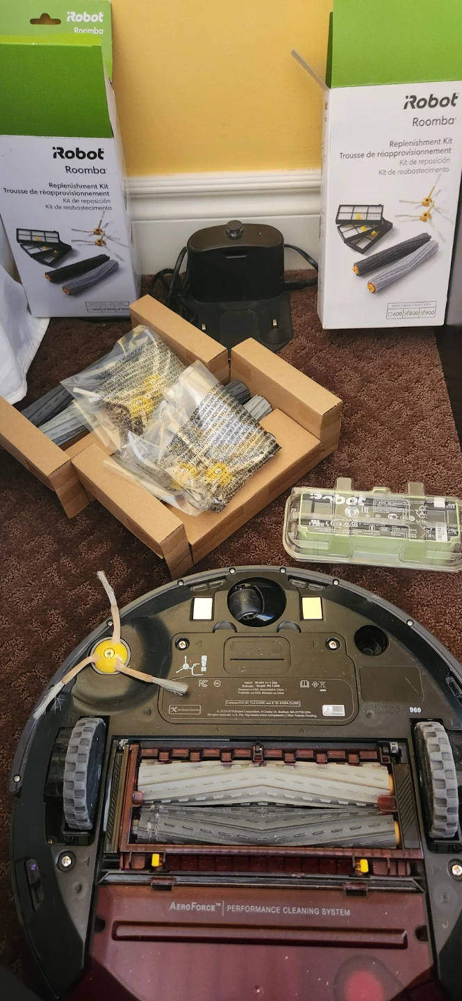 iRobot Roomba 960 Vacuum with 2  Replenishment Kits, new battery - photo 3