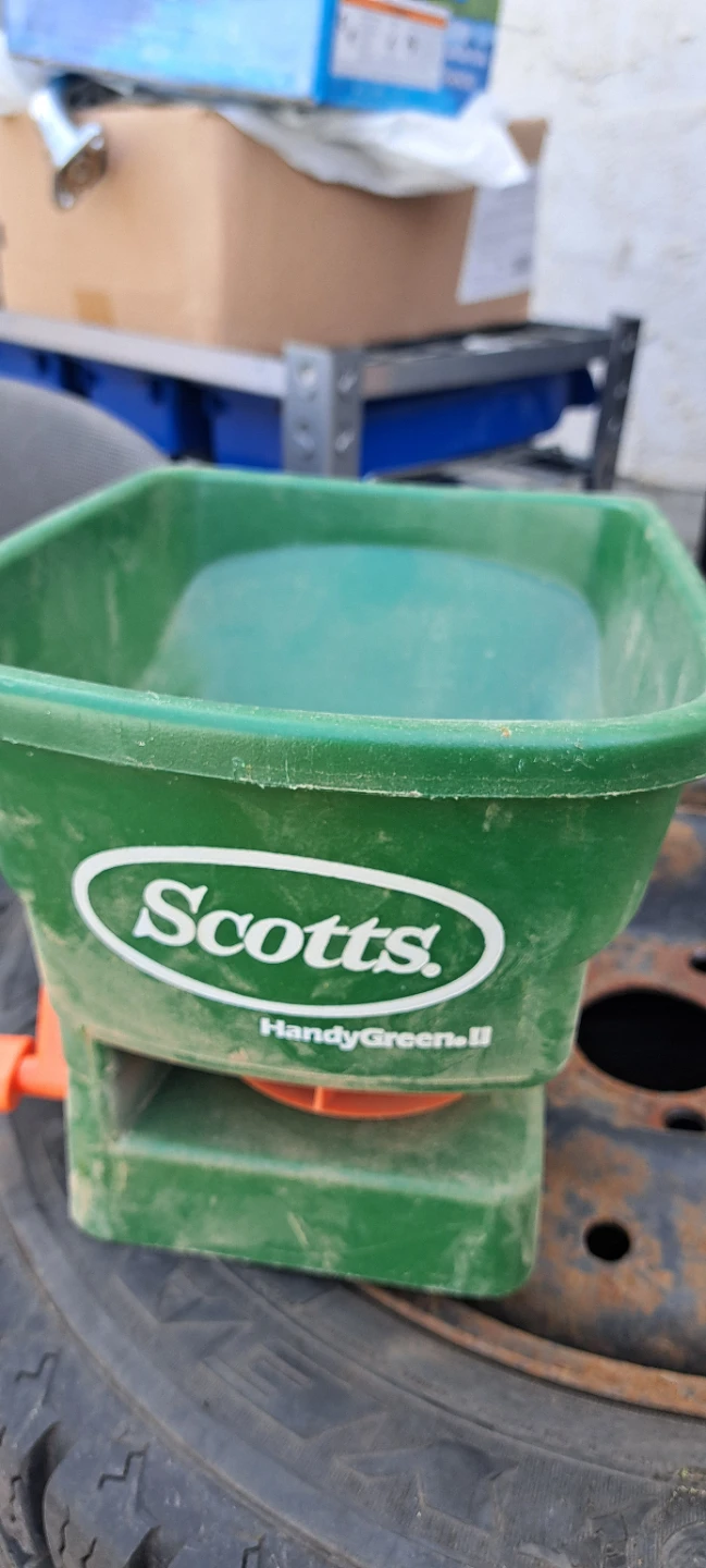 Scotts HandyGreen II Spreader - photo 3