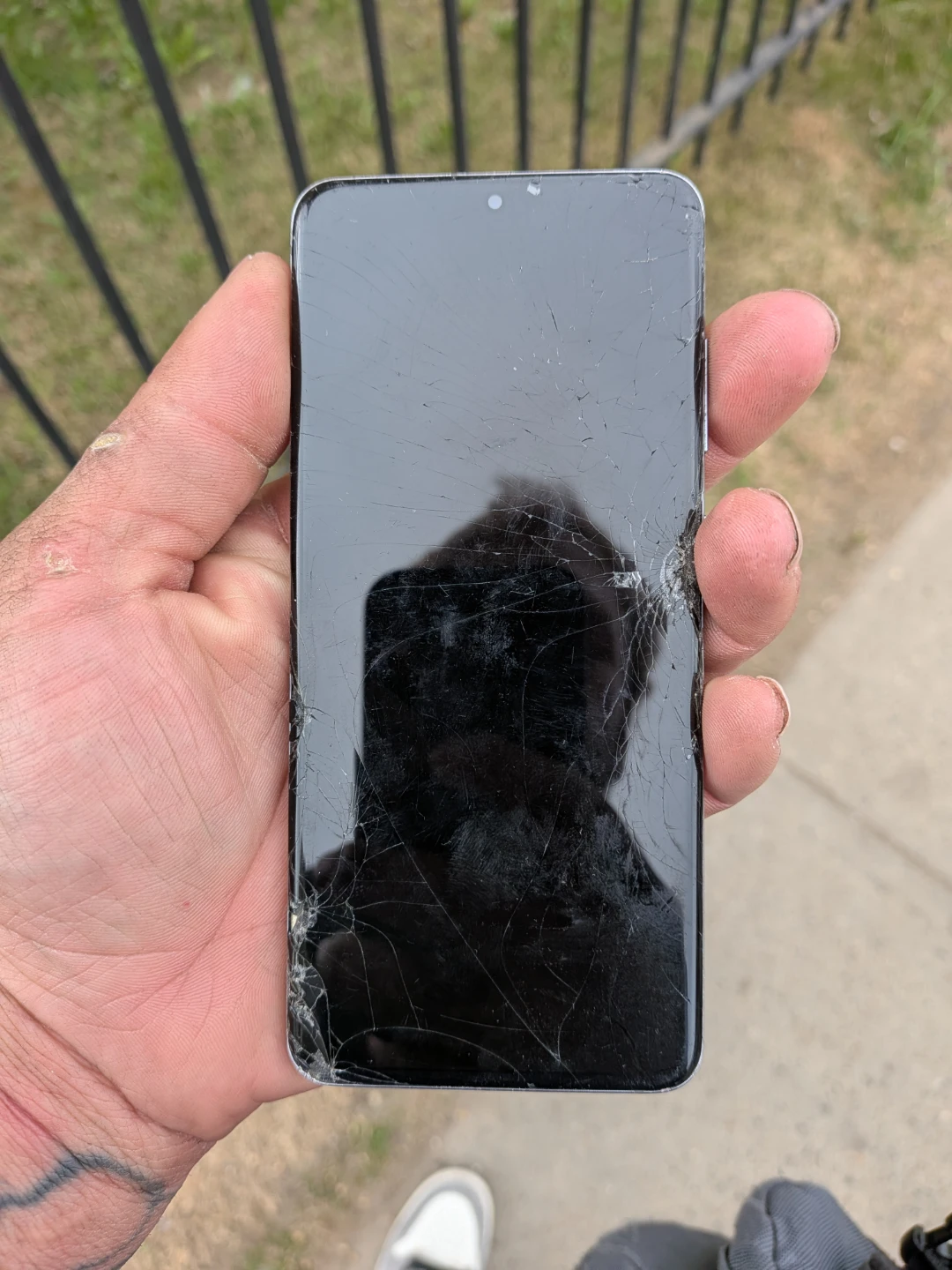 Samsung Galaxy S20 Cracked Screen Cell Phone - For Parts