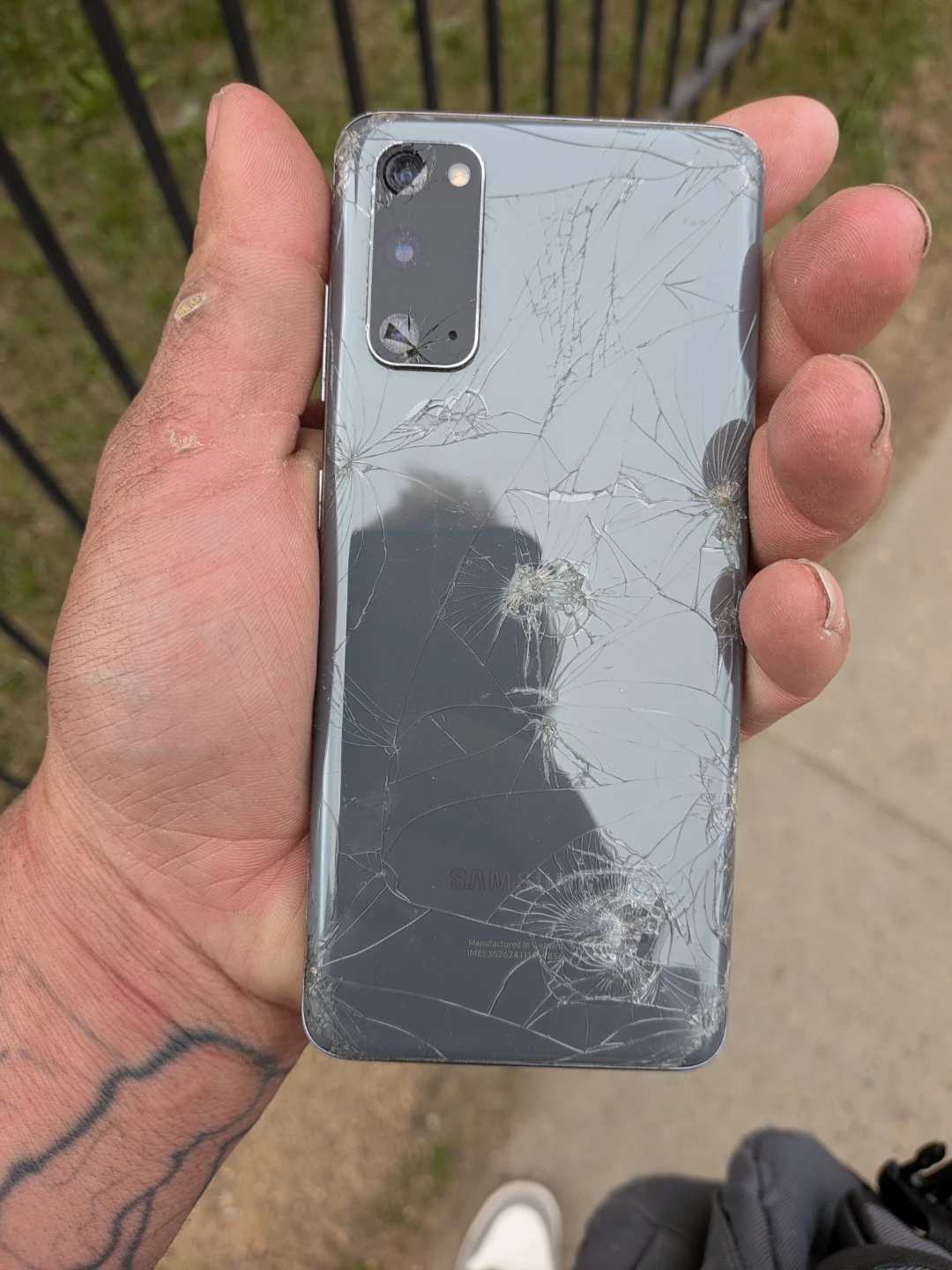 Samsung Galaxy S20 Cracked Screen Cell Phone - For Parts - photo 2