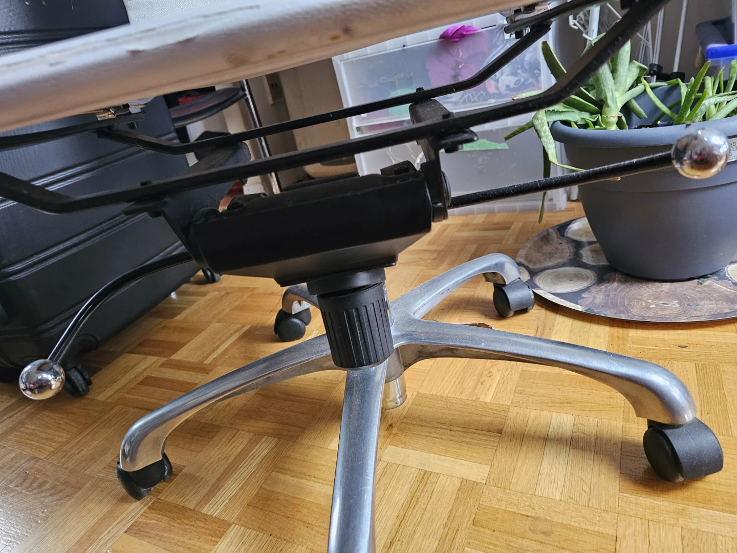 Moving sale white leather design office chair - photo 4