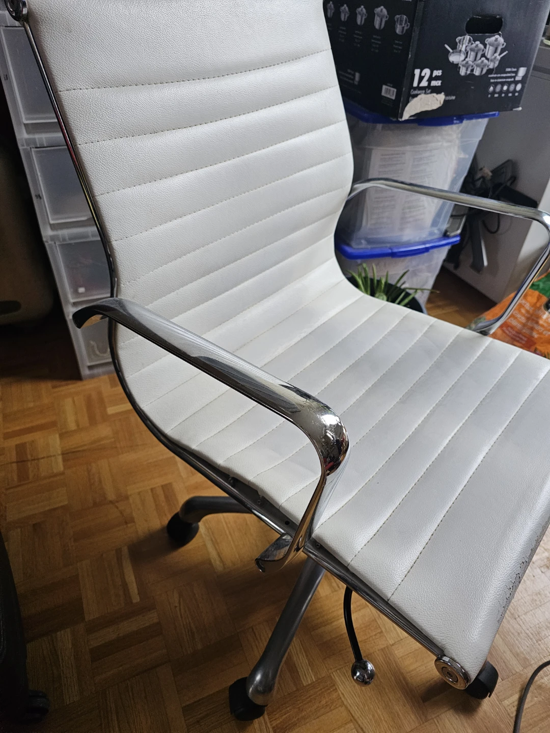 Moving sale white leather design office chair - photo 5
