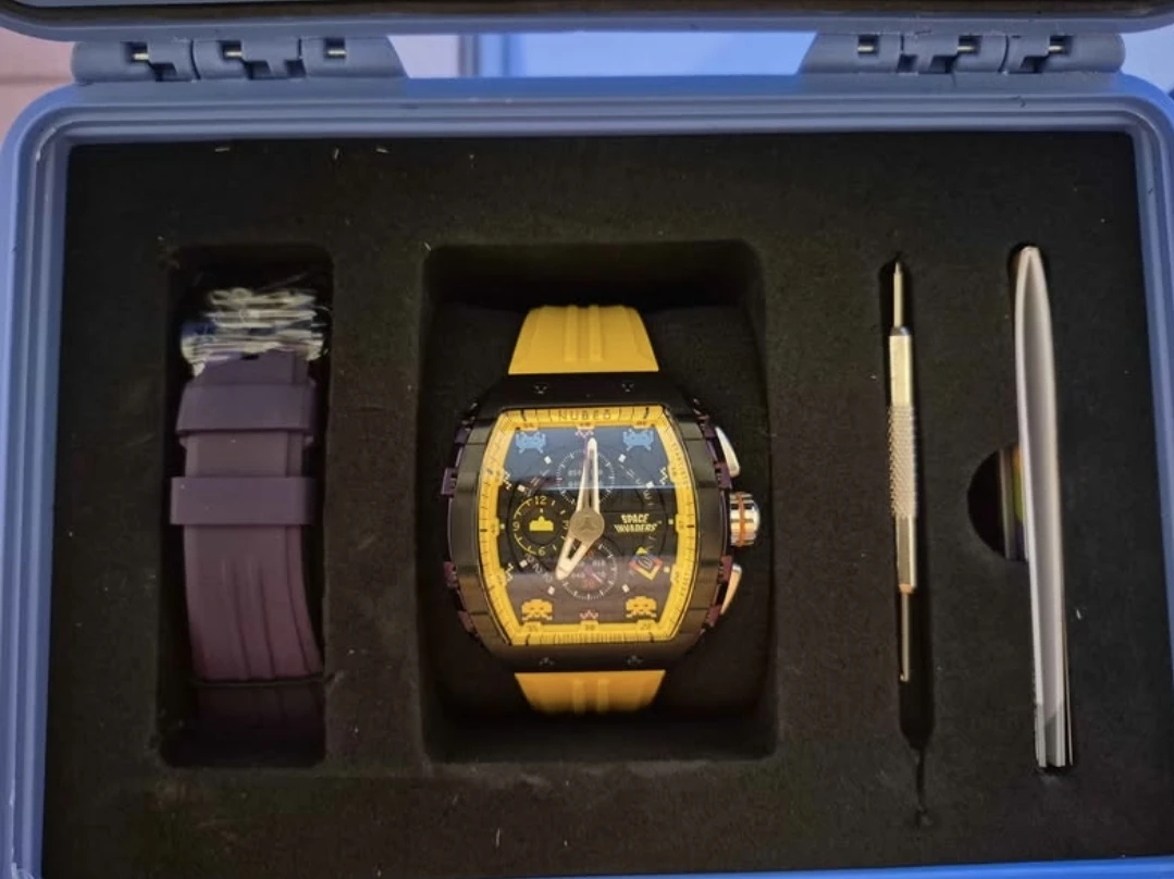 Space Invaders Watch Set with Extra Strap - photo 2