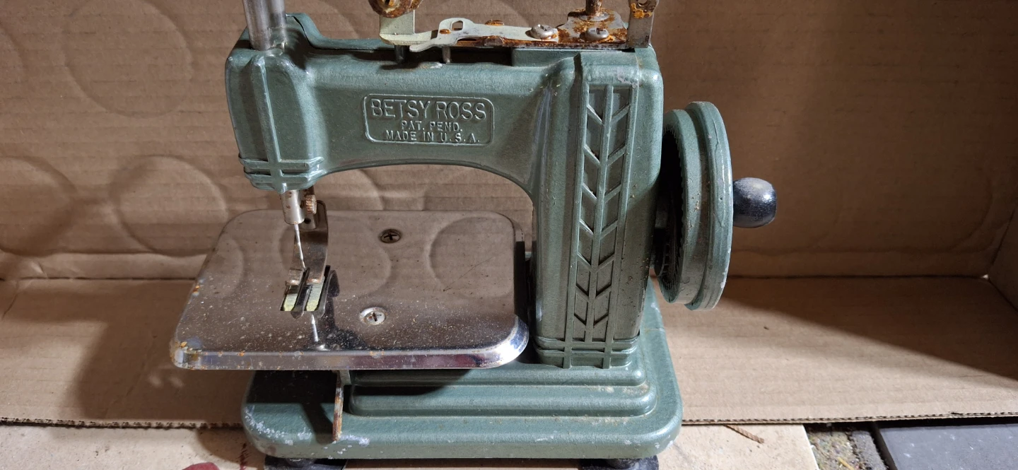 Mini sewing machine