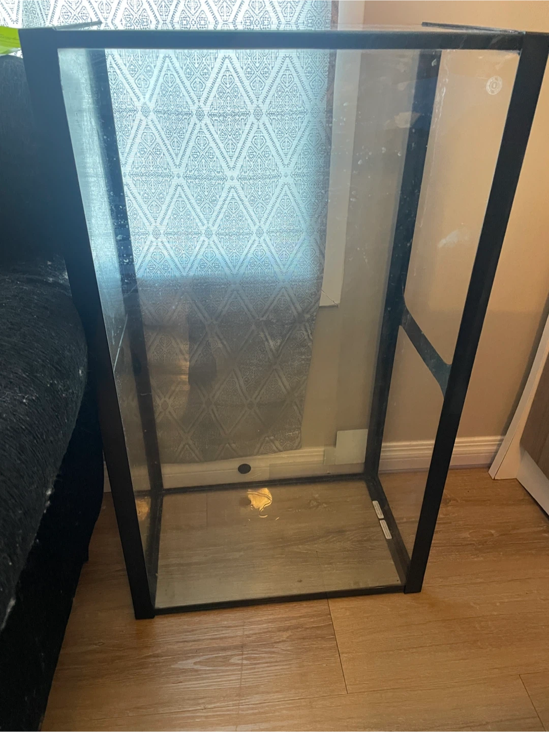 Seapora Aquarium + Glass Canopy + Fuval light bar (Bluetooth)