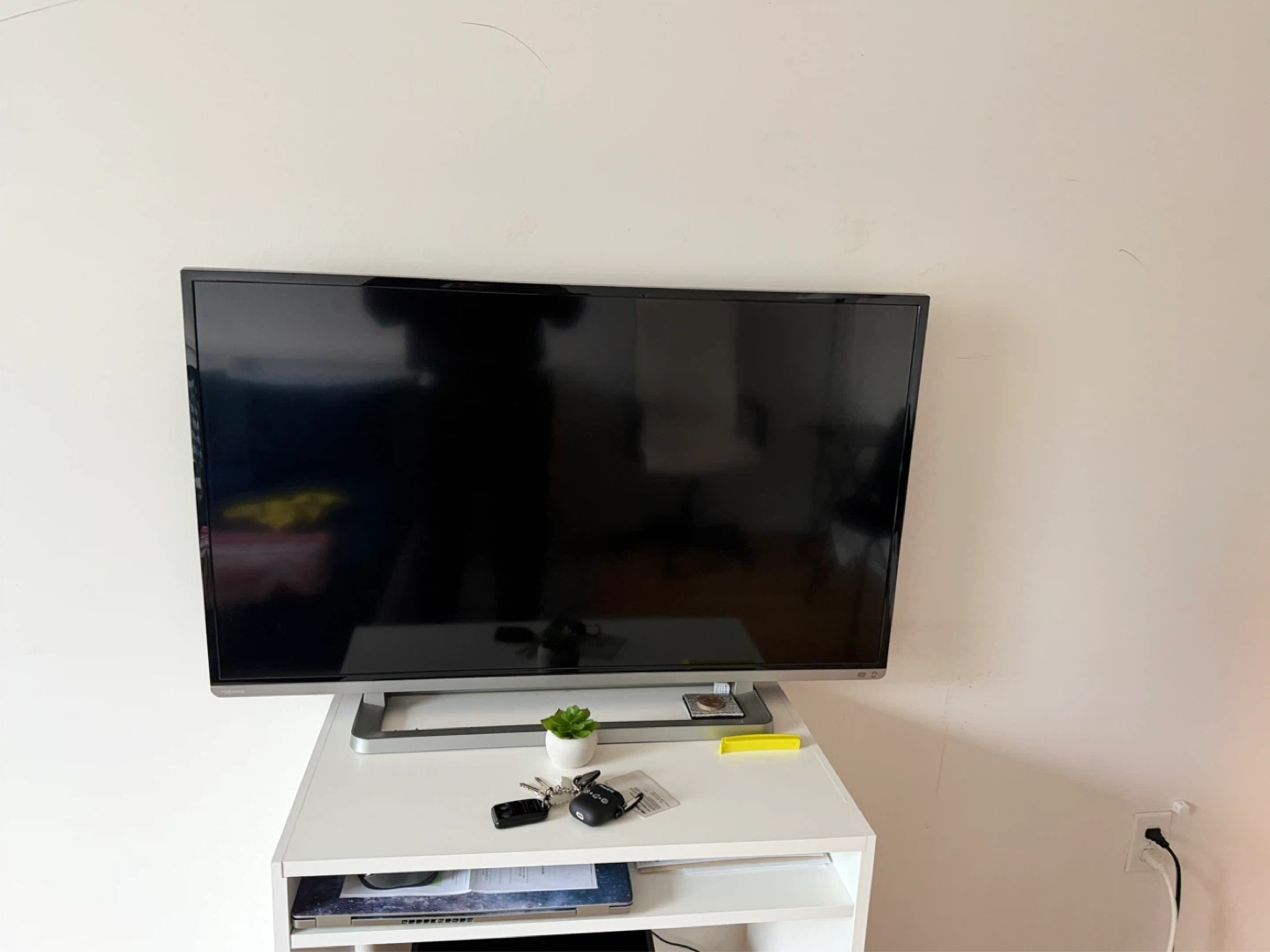 TOSHIBA TV + CHROMECAST + Universal remote - photo 2