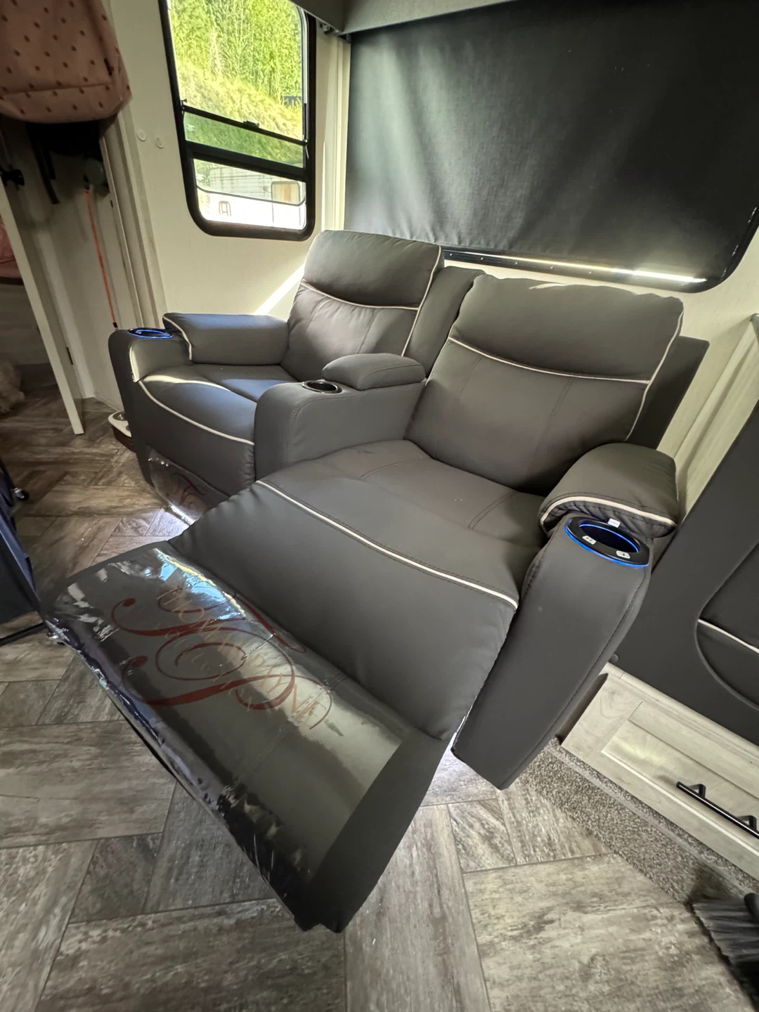 Thomas Payne Collection RV Recliner Loveseat - photo 2