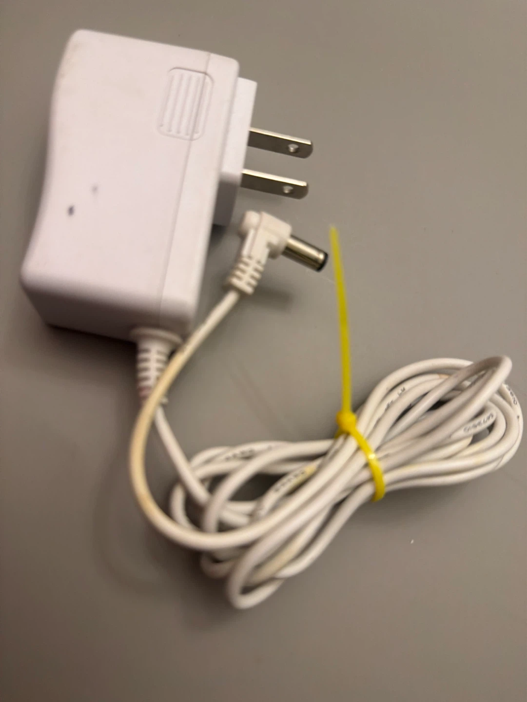 Jyh-37 AC Power Adapter 24V 0.65A - photo 2