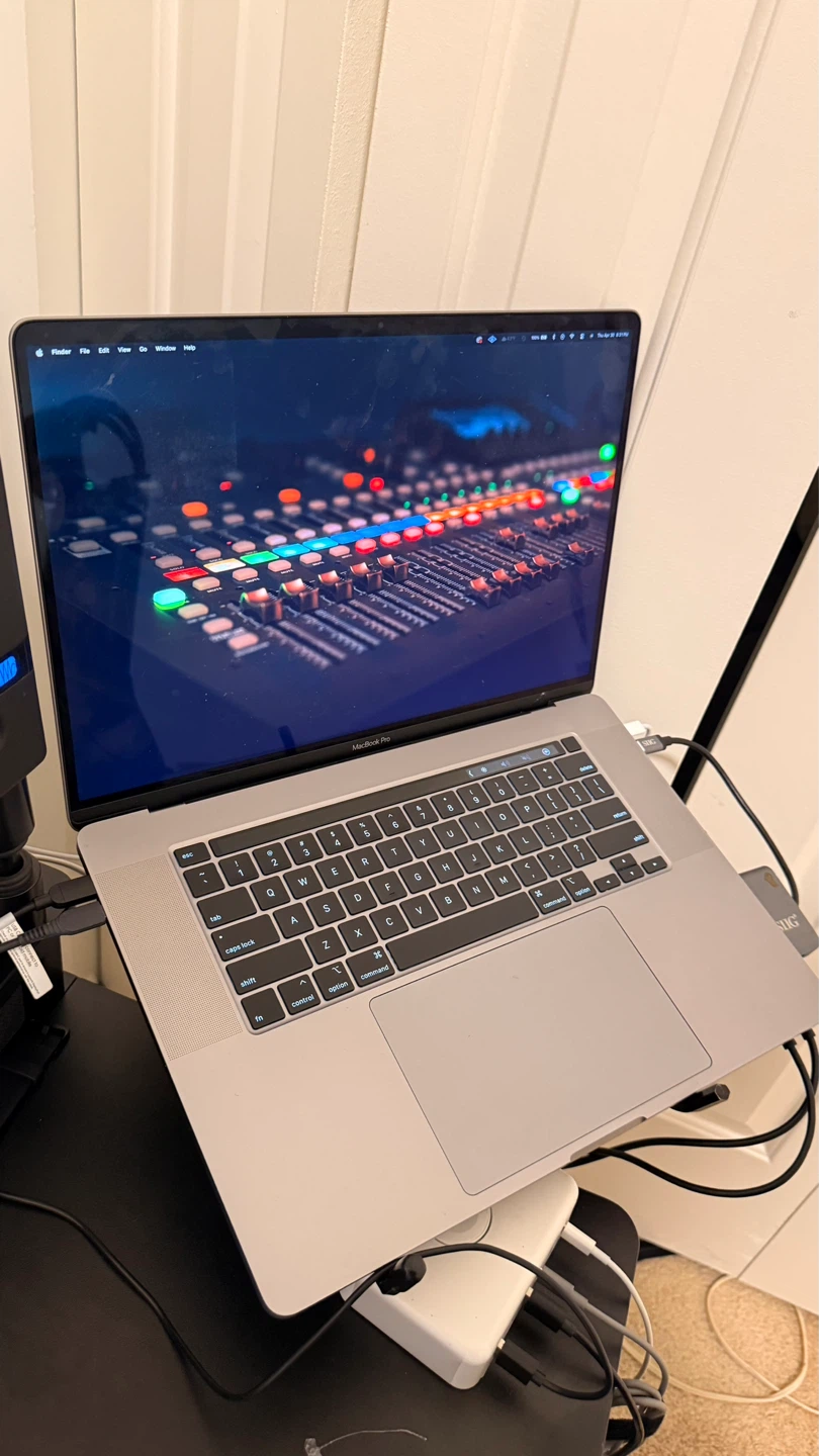 Apple MacBook Pro 16-inch core i9 machine - photo 2
