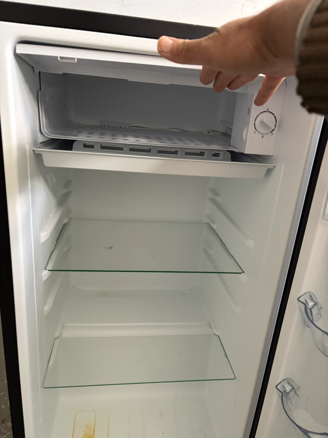 Hamilton Beach Refrigerator HBR33MBKE02 - photo 4