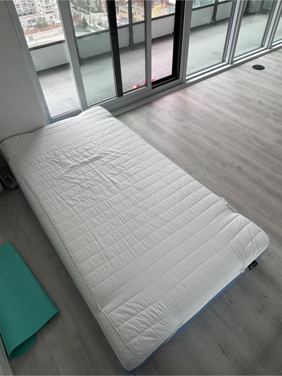 Selling a Zinus Twin Mattress (10-inch) - photo 3