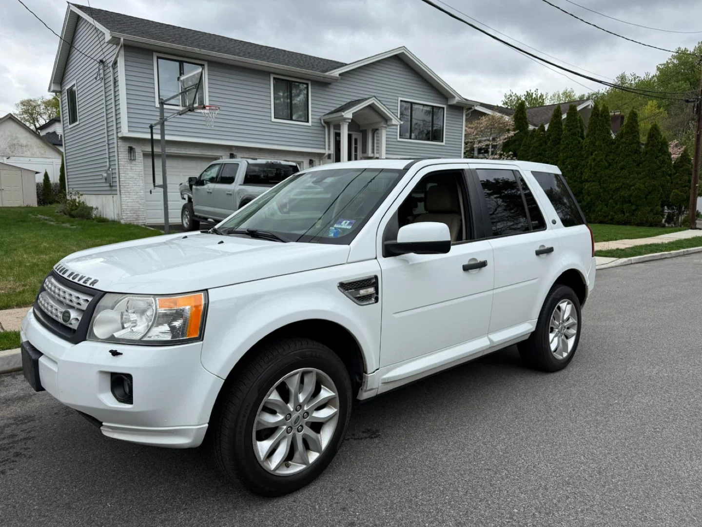 White Land Rover Freelander 2  2013