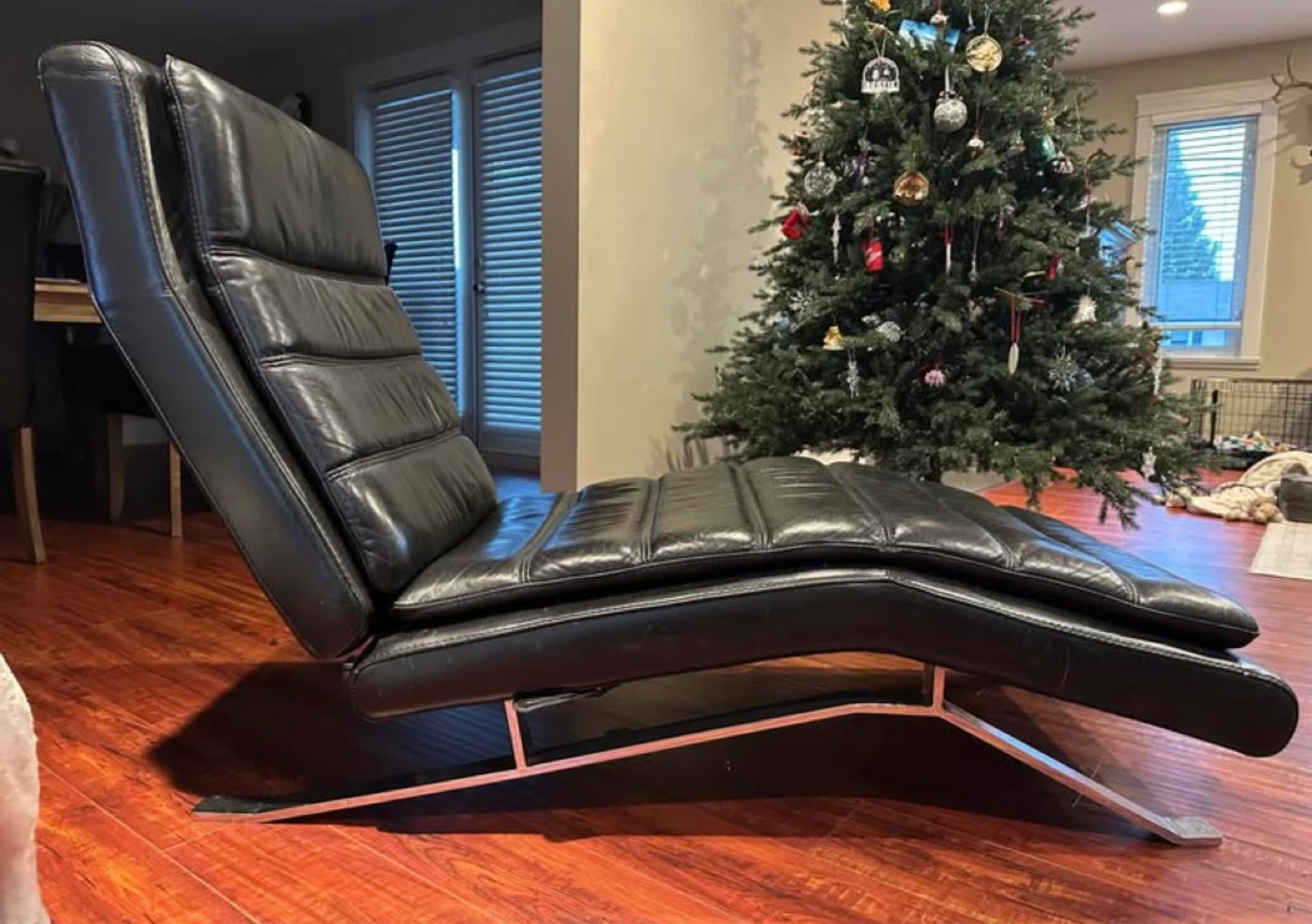 Black Leather Chaise Lounge Chair - photo 2