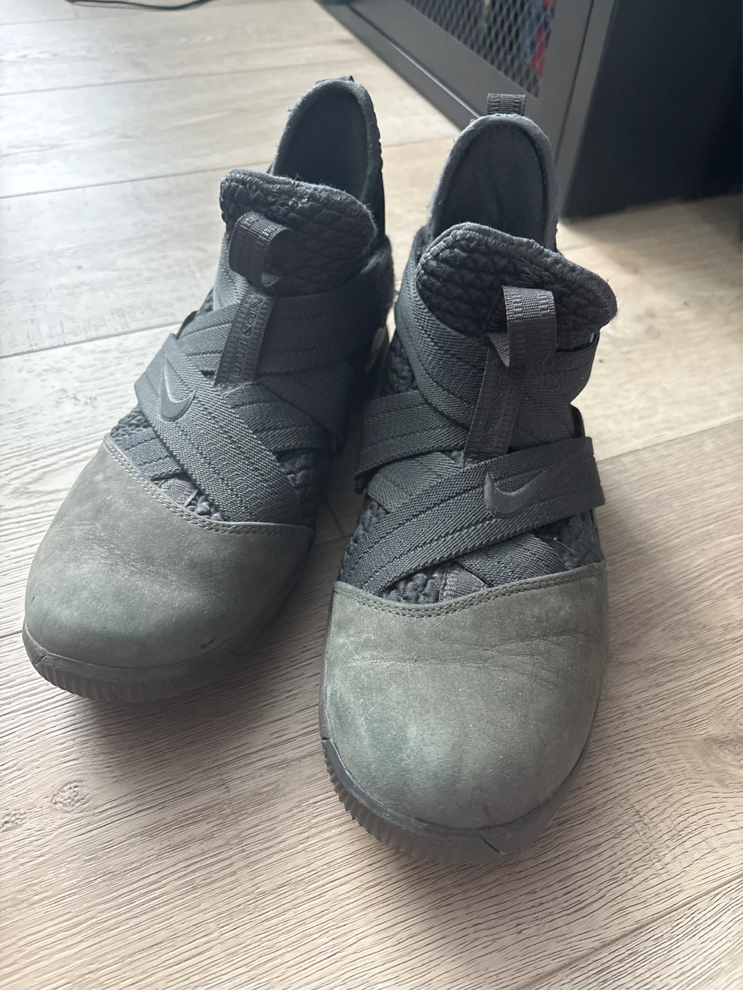 Nike LeBron Soldiers Men’s Basketball Shoes - photo 2