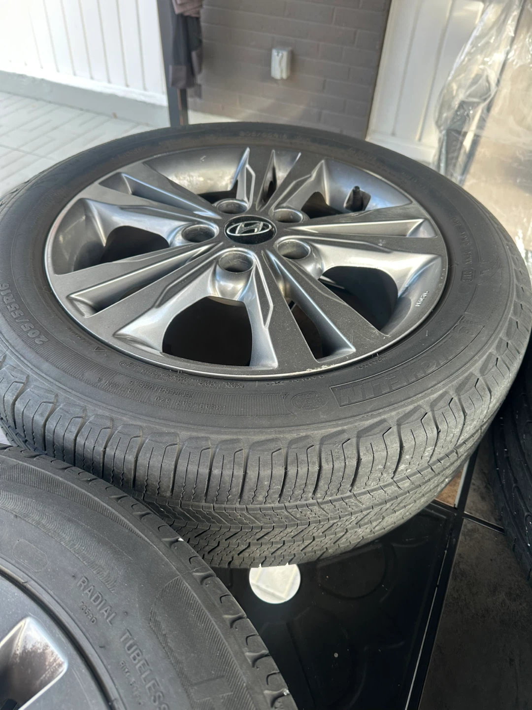 Set of 4 Hyundai Alloy Wheels with Tires - photo 2