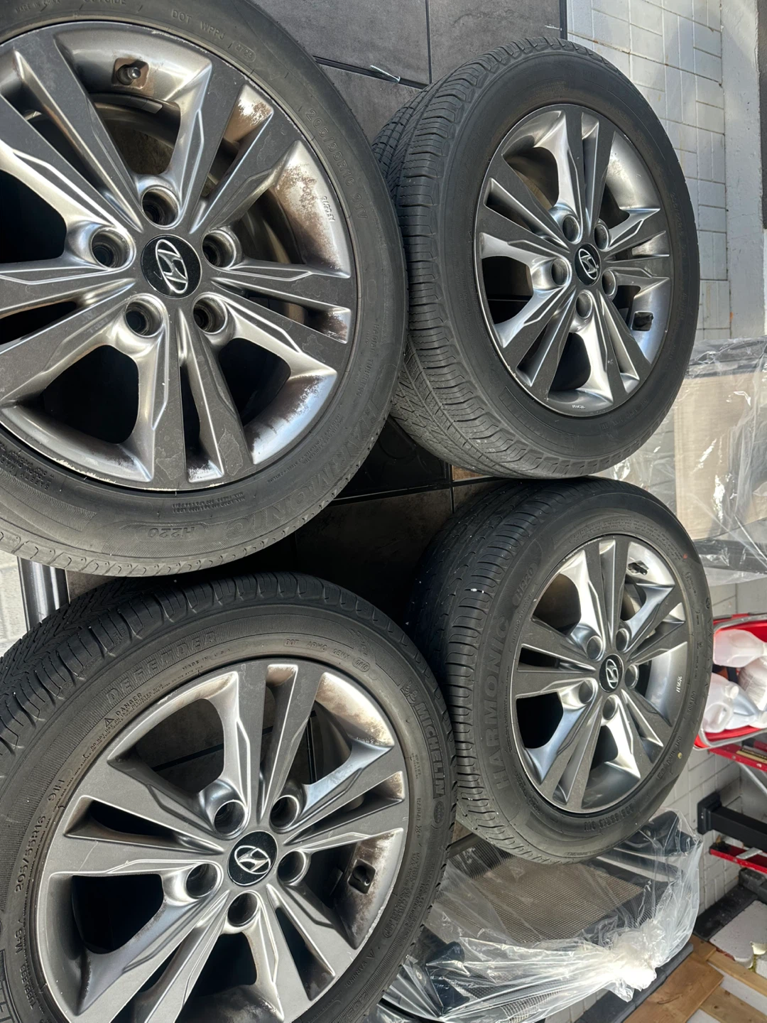 Set of 4 Hyundai Alloy Wheels with Tires