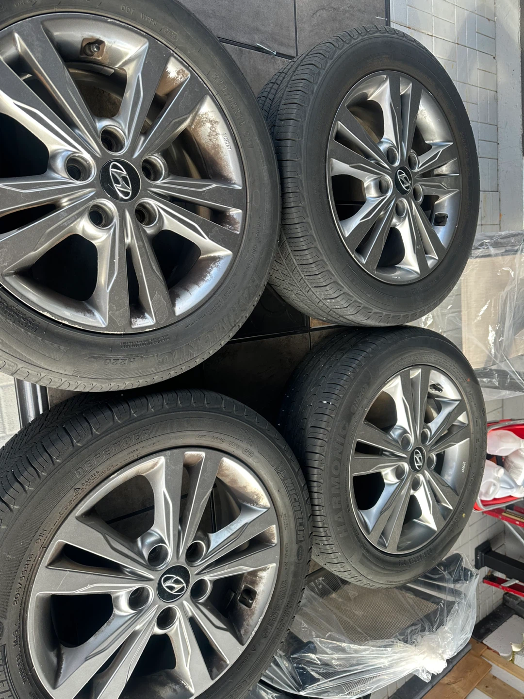 Set of 4 Hyundai Alloy Wheels with Tires - photo 4