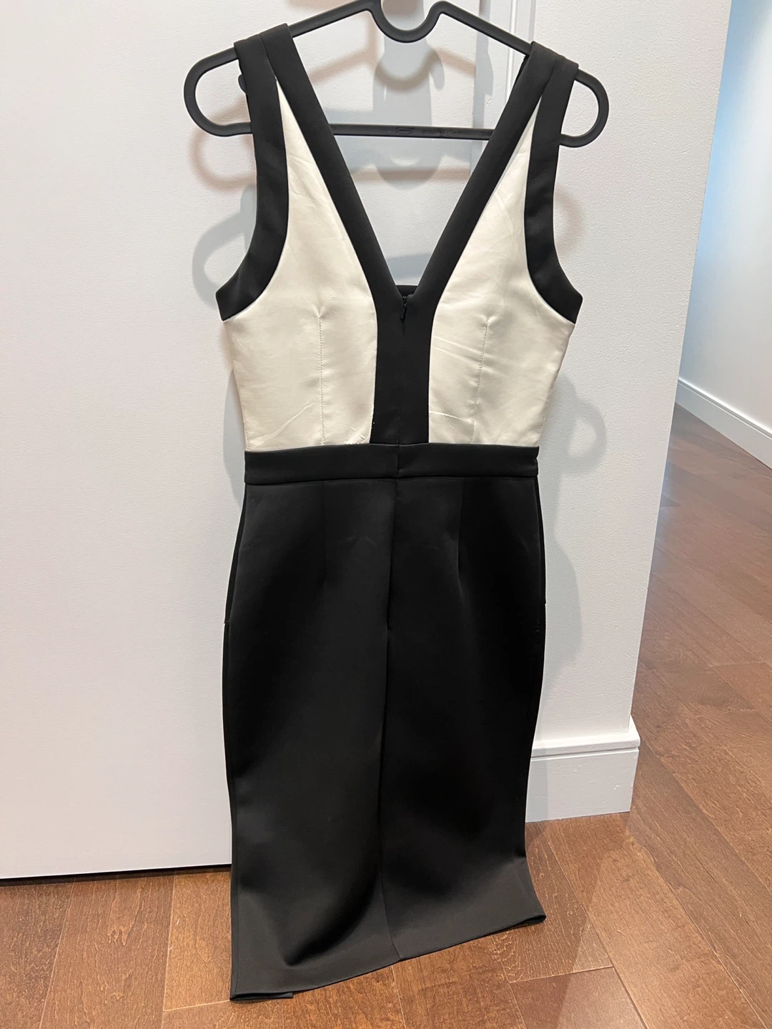 Black and white V-neck dress - size 8 - photo 2