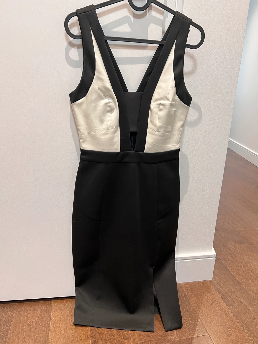 Black and white V-neck dress - size 8