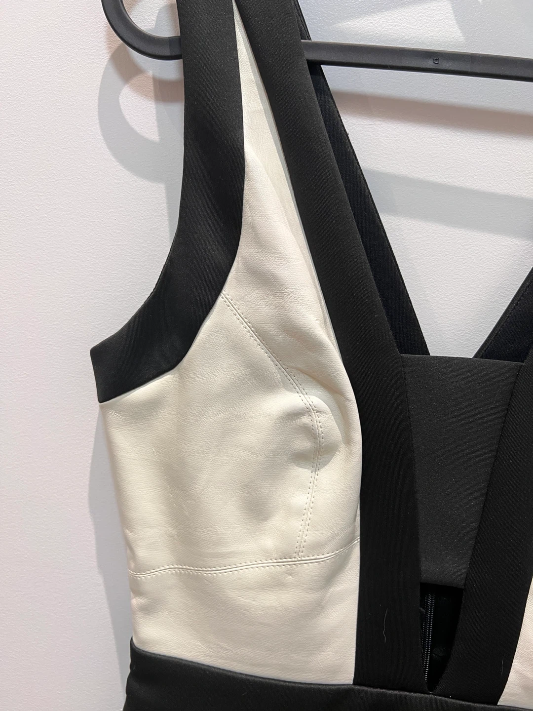 Black and white V-neck dress - size 8 - photo 5