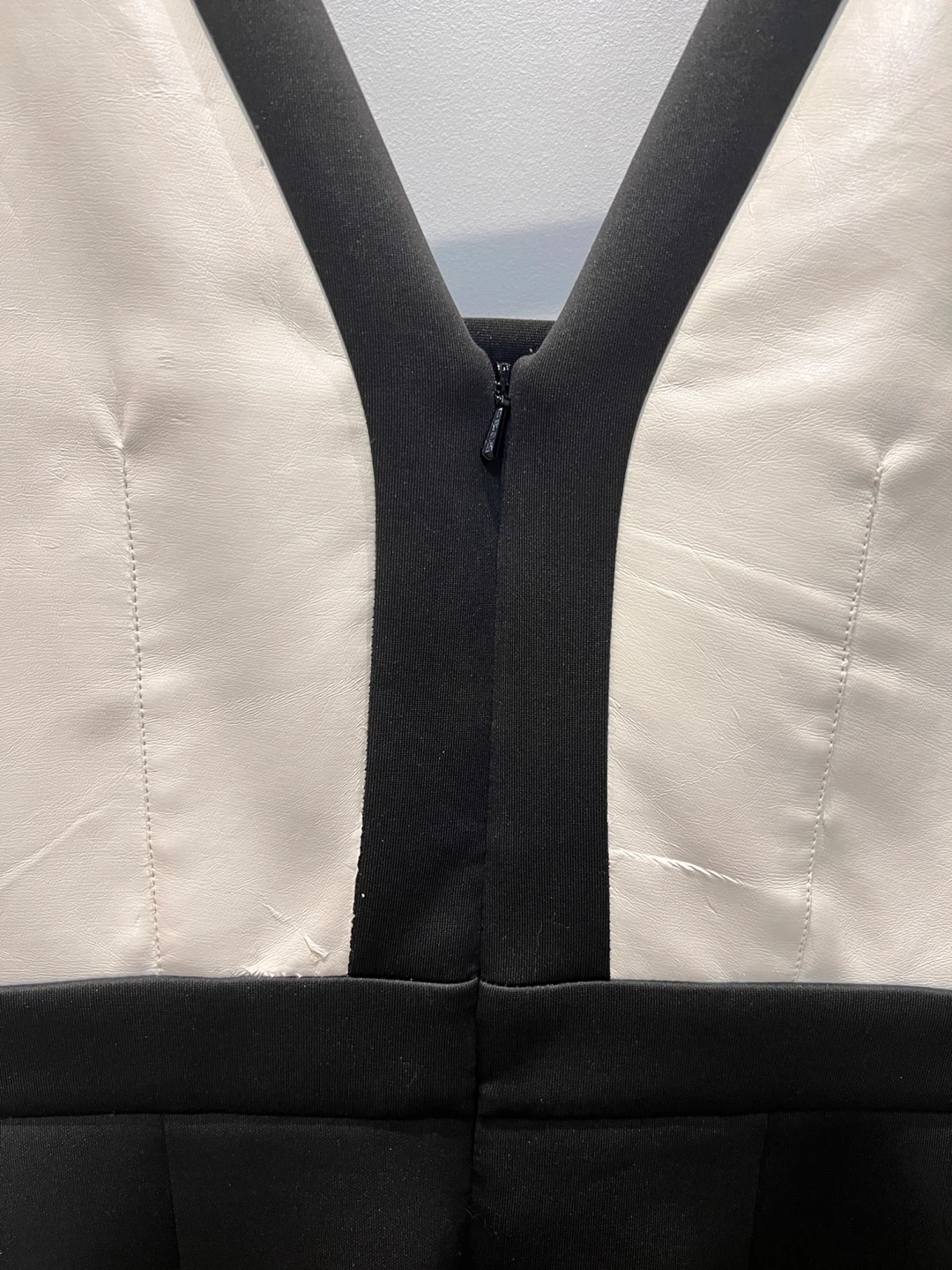 Black and white V-neck dress - size 8 - photo 3