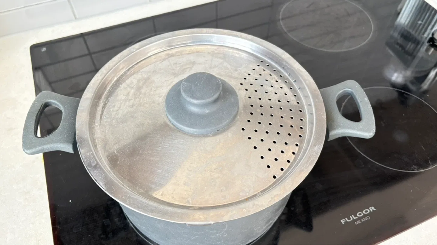 Large Nonstick Cooking Pot with Strainer Lid - photo 2