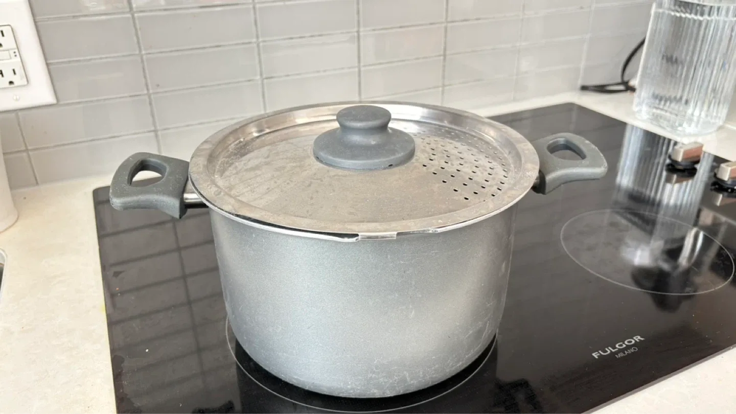 Large Nonstick Cooking Pot with Strainer Lid