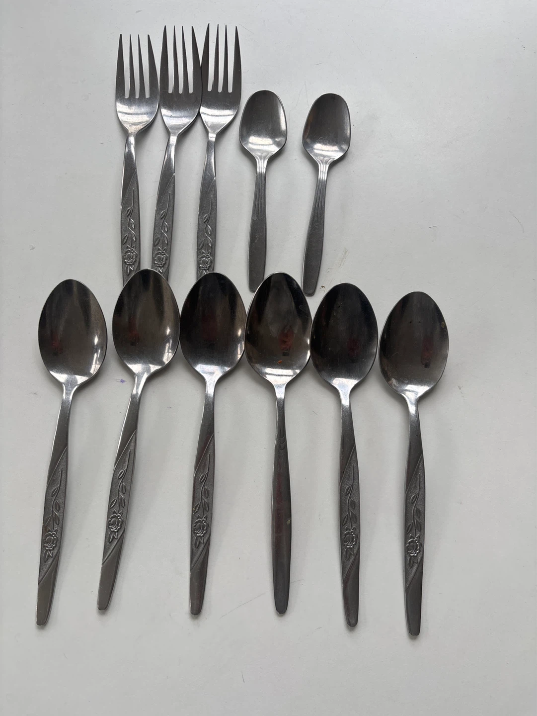 Stainless steel cutlery set with floral design
