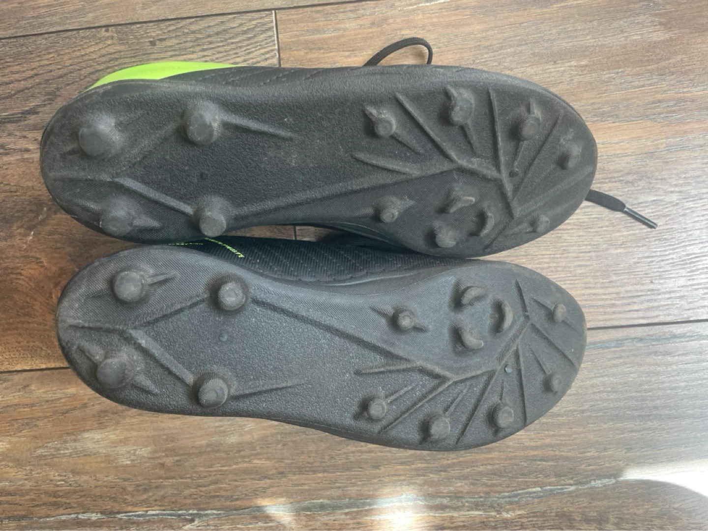Decathlon Soccer Cleats - size 5 - photo 4